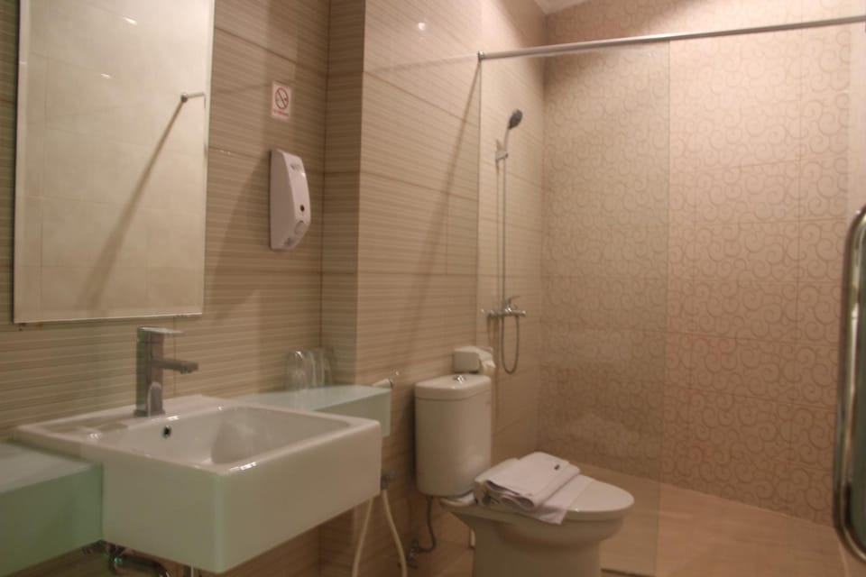 Shower, free toiletries, towels, shampoo