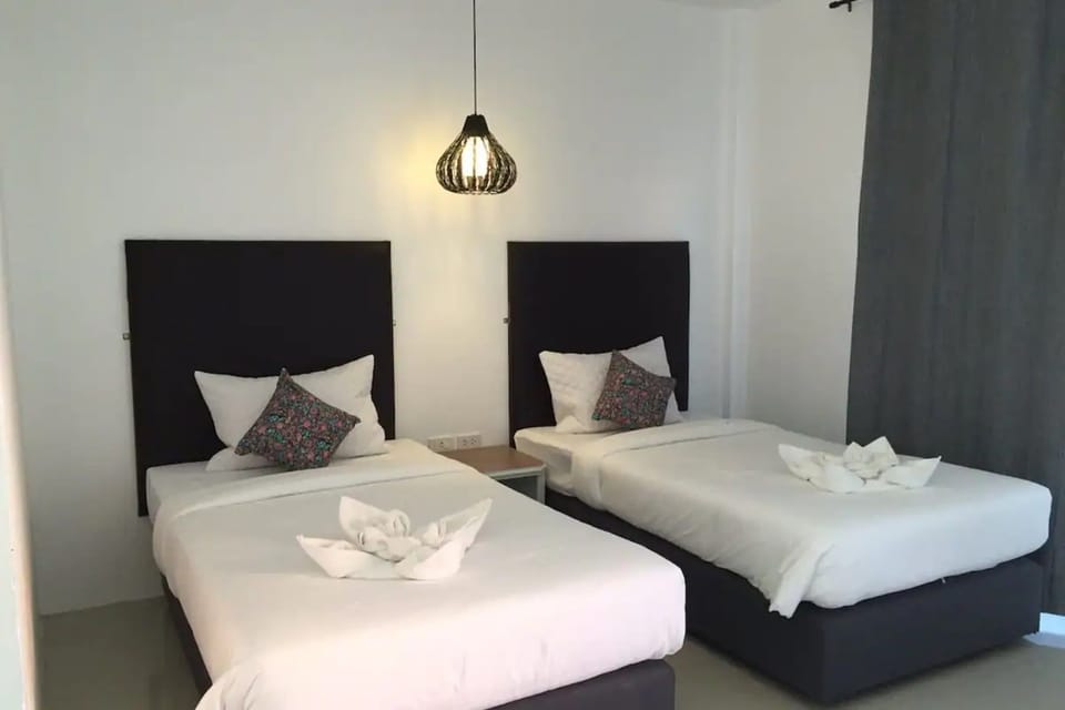 Twin Room, Private Bathroom | Desk, free WiFi, bed sheets