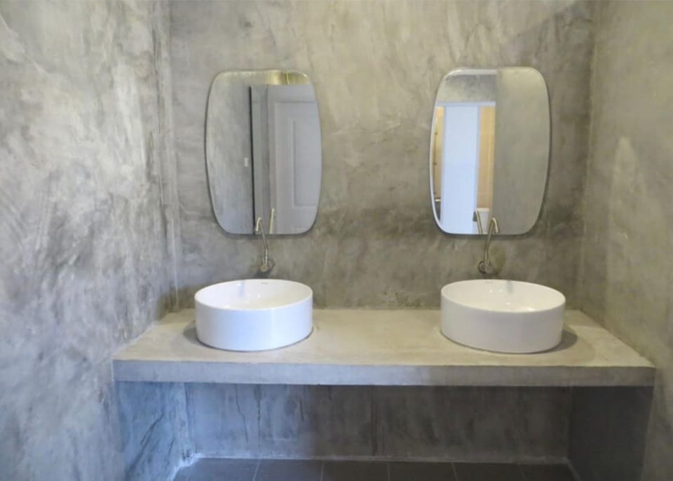 Shower, rainfall showerhead, free toiletries, hair dryer