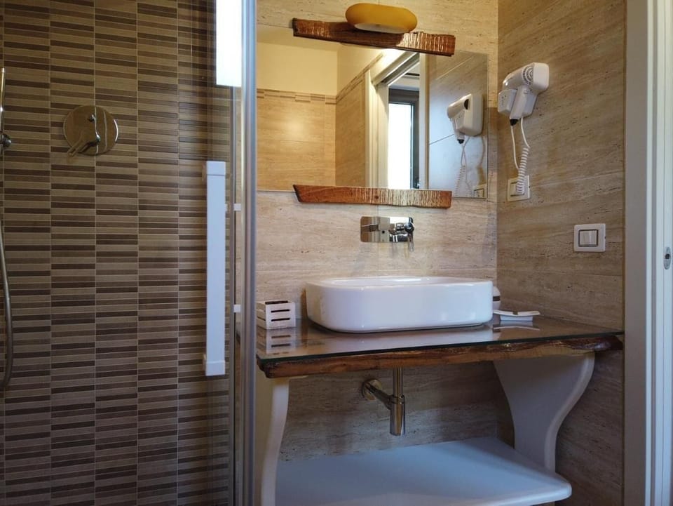 Premium Triple Room Magnolia, Garden View | Bathroom | Shower, free toiletries, hair dryer, bidet