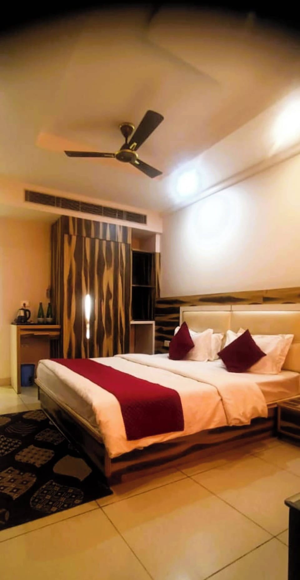Executive Room | Desk, laptop workspace, free WiFi