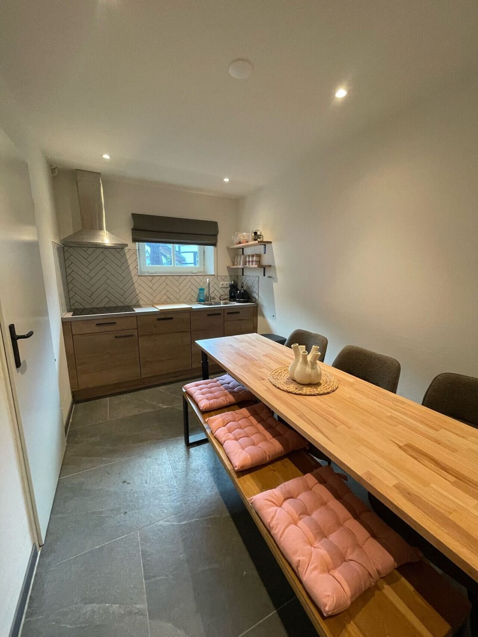 kitchen sitting area