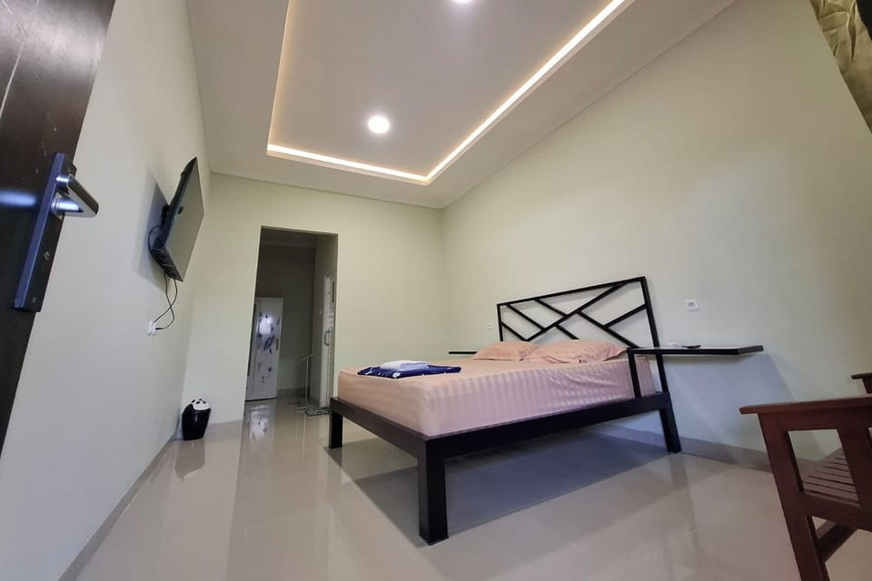 Standard Room | Desk, iron/ironing board (on request), WiFi (free)