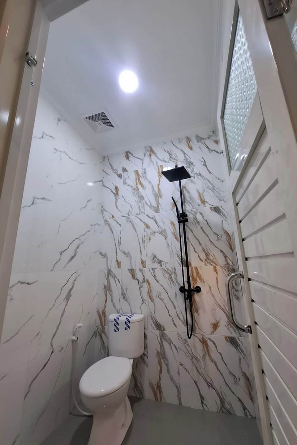 Standard Room | Bathroom | Free toiletries, hair dryer (on request), towels