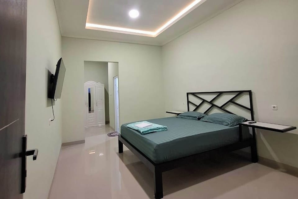 Standard Room | Desk, iron/ironing board (on request), WiFi (free)
