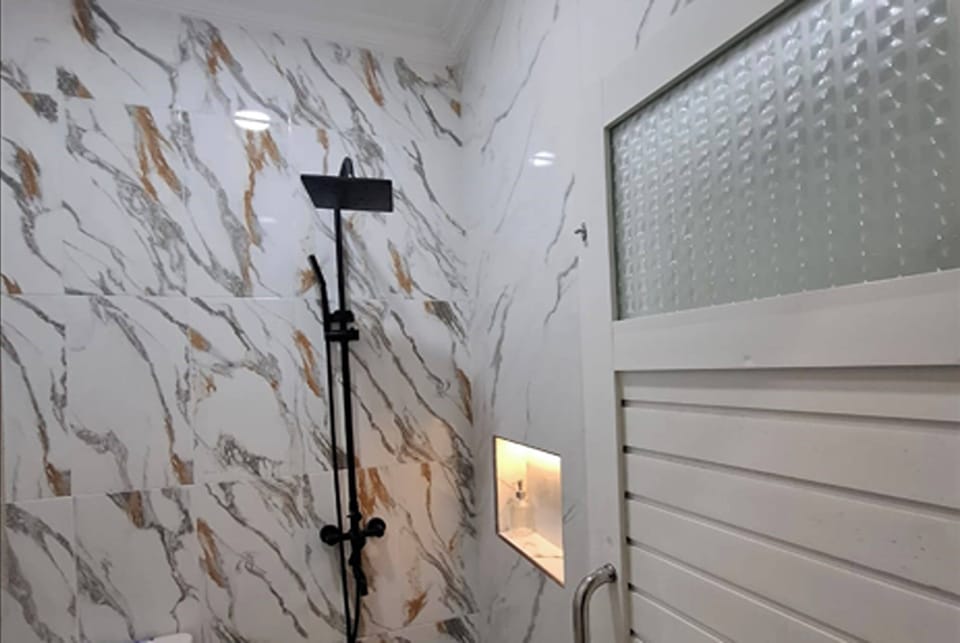 Standard Room | Bathroom | Free toiletries, hair dryer (on request), towels