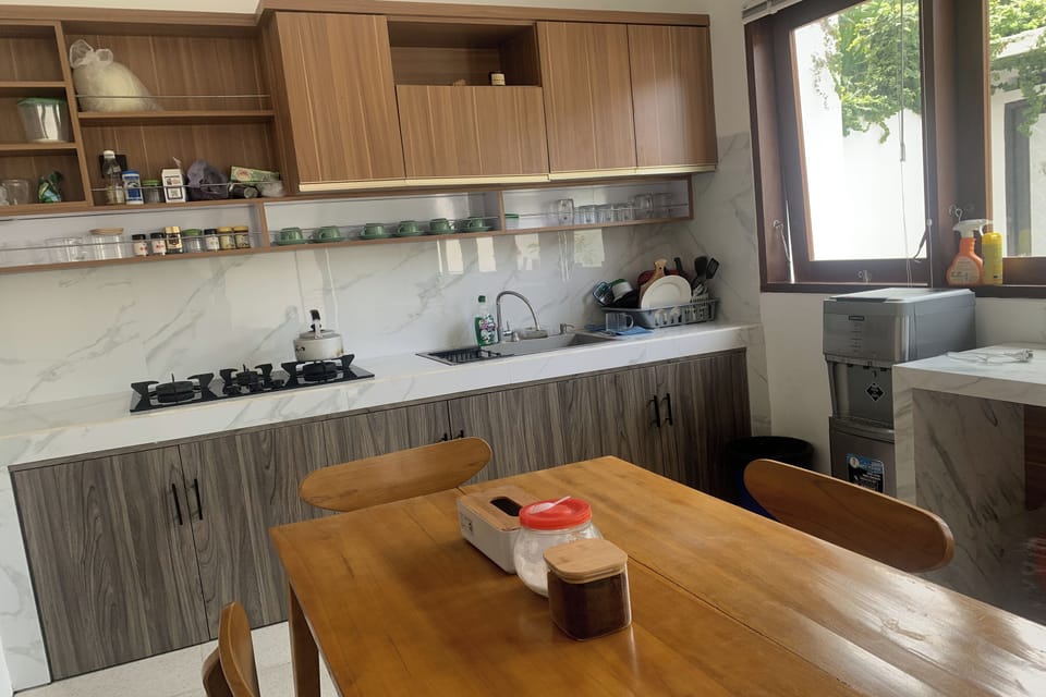 Deluxe Double Room | Shared kitchen | Fridge, microwave, dining tables