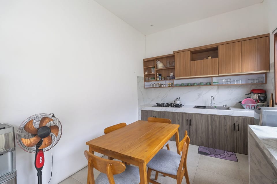 Deluxe Double Room | Private kitchen | Fridge, microwave, dining tables