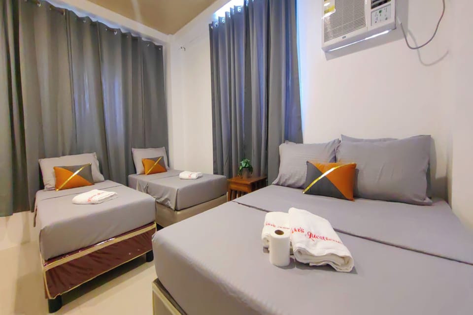 Family Room | Desk, iron/ironing board, free WiFi, bed sheets