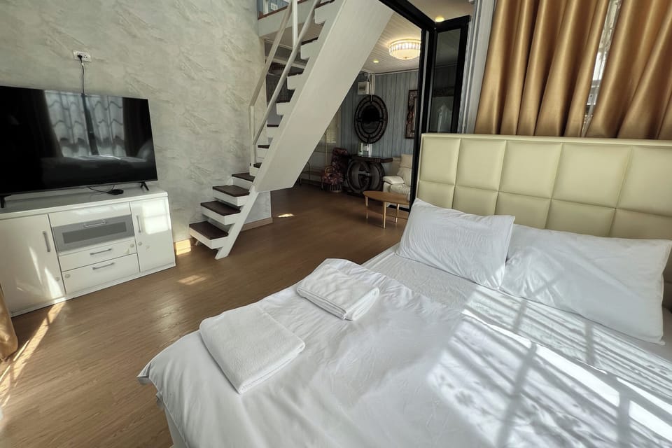 European Villa 306 | Desk, free WiFi, bed sheets