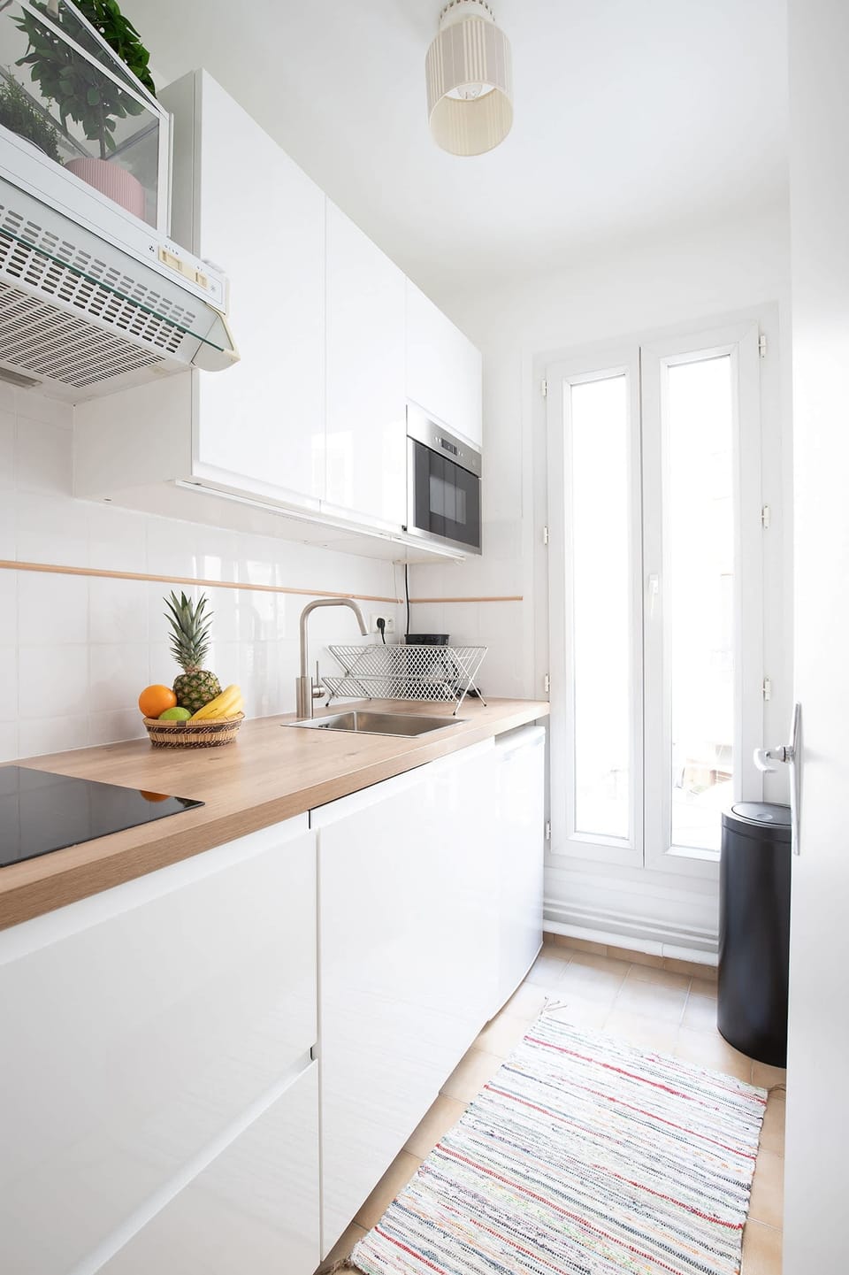 The kitchen is fully equipped to prepare a simple meal