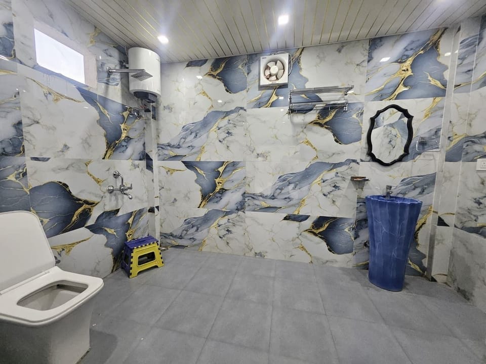 Single Bedroom | Bathroom | Shower, free toiletries, soap, shampoo