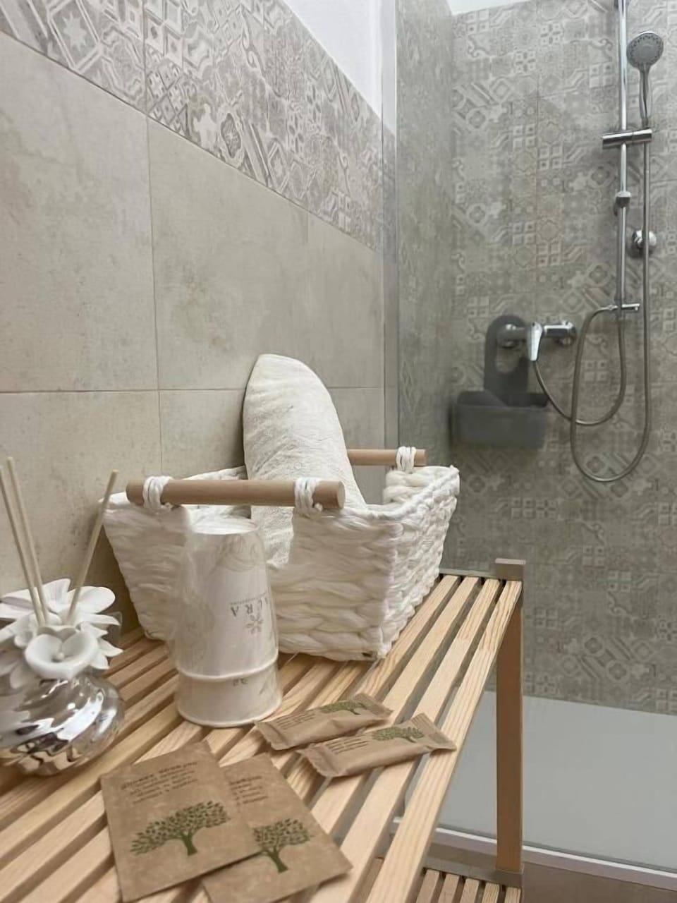 Shower, free toiletries, hair dryer, bidet