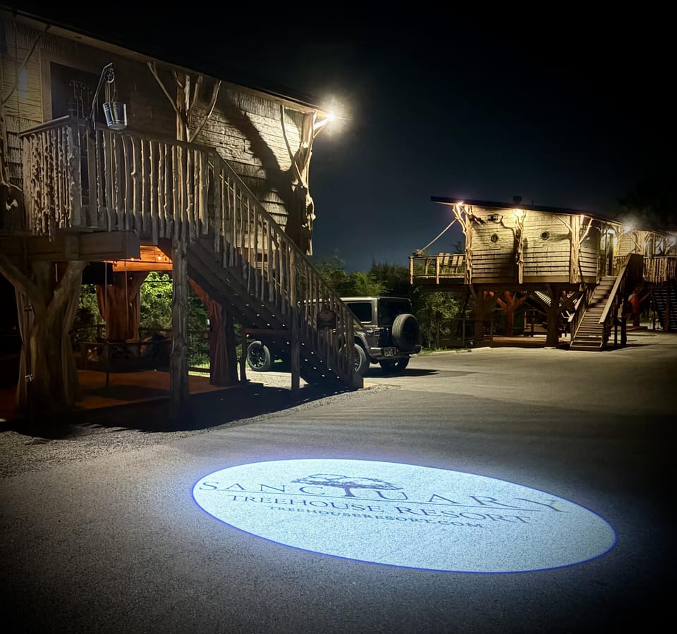 THE FOUR TREE-SON'S LUXE TREEHOUSE - SLEEPS 4 - WOODED VIEW - SANCTUARY TREEHOUSE RESORT IN THE SMOKY MOUNTAINS