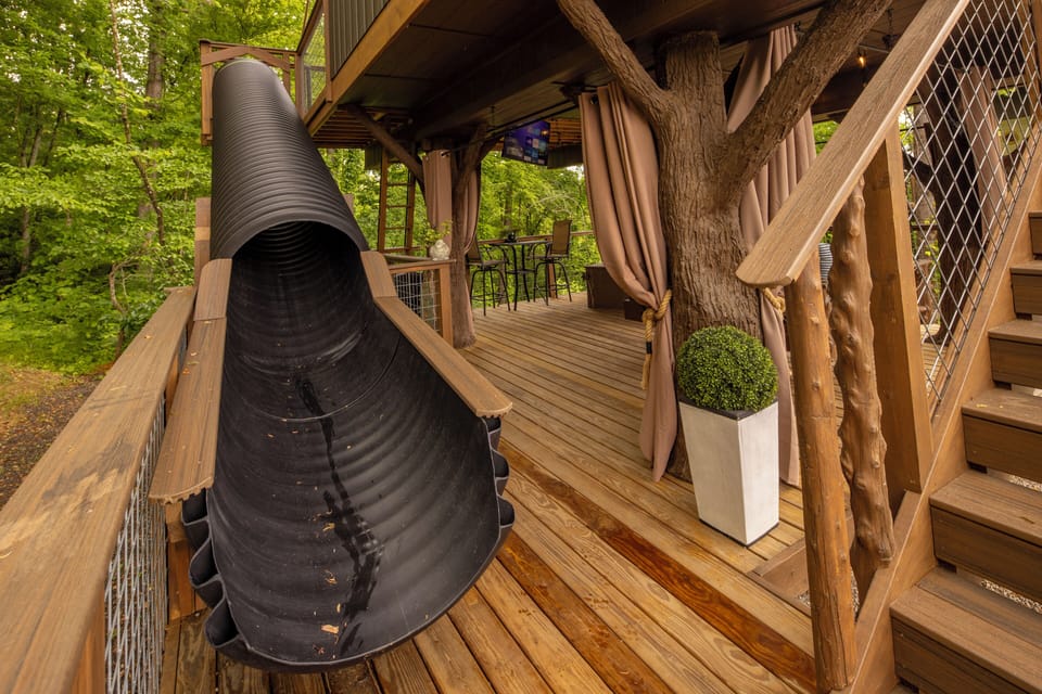 20 - FOOT SLIDE - THE FOUR TREE-SON'S LUXE TREEHOUSE - SLEEPS 4 - WOODED VIEW - SANCTUARY TREEHOUSE RESORT IN THE SMOKY MOUNTAINS