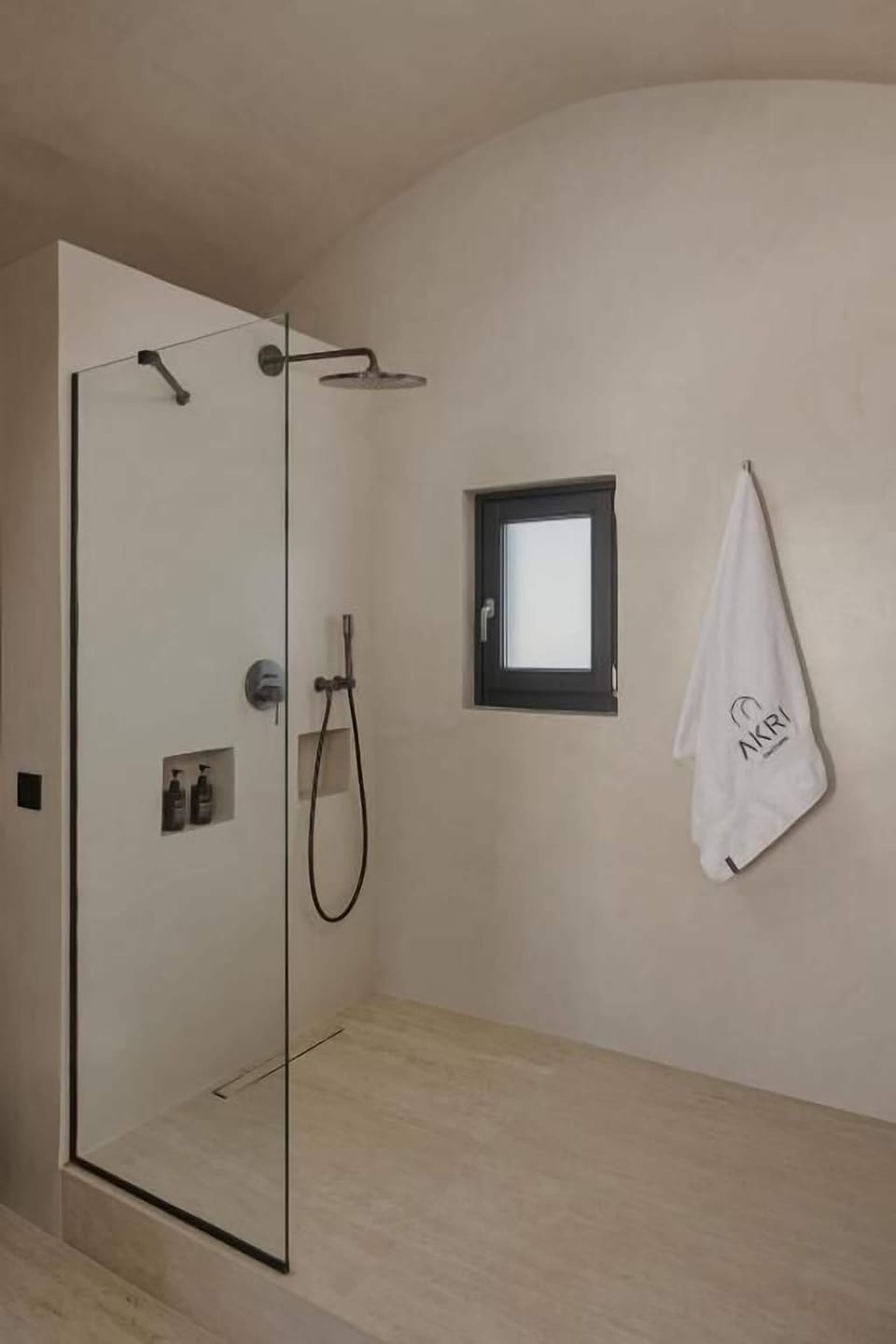 Akri 2 | Bathroom | Hair dryer, towels, soap, shampoo