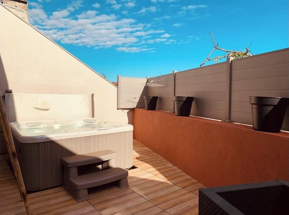 Outdoor spa tub