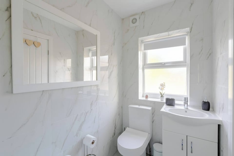 2 Bed Stylish Central Rochester Apartment Sleeps 4 Netflix Work Space Apartment in Rochester