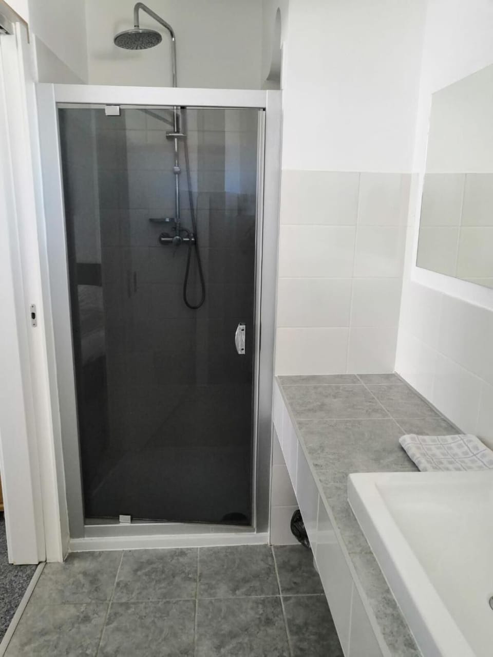 Shower, free toiletries, towels