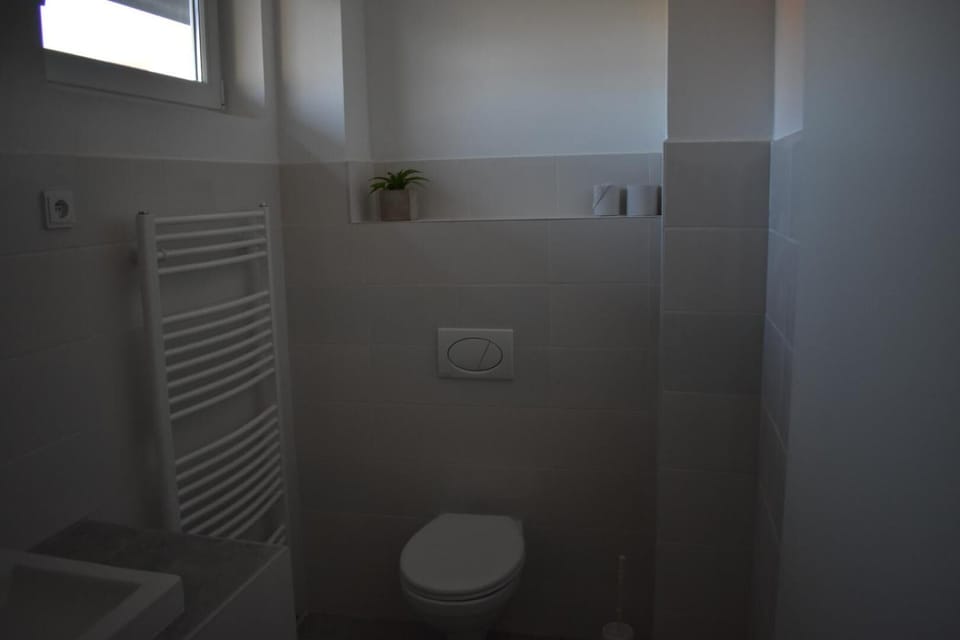 Shower, free toiletries, towels