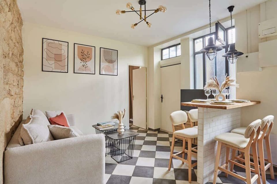Salon avec canapé lit , télévison connectée, cuisine américaine