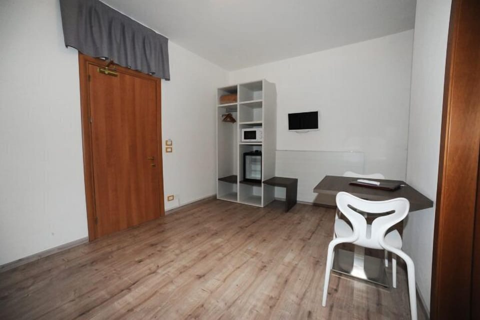 Family Quadruple Room | Living room