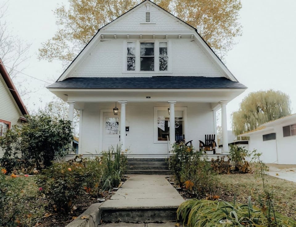 Welcome to your downtown retreat. Stylish exterior in the heart of it all.