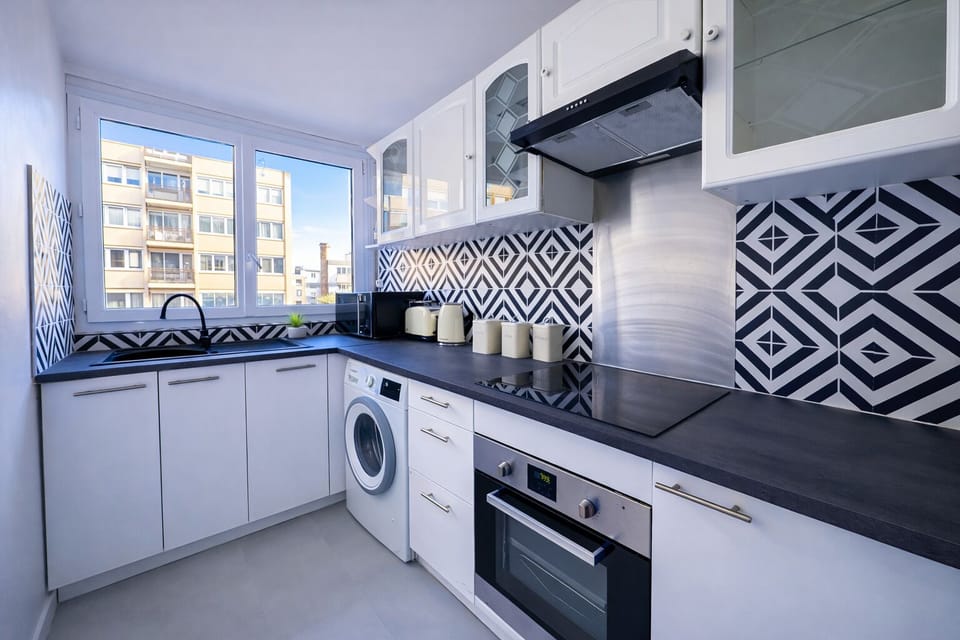 Apartment | Private kitchen | Fridge, microwave, oven, stovetop