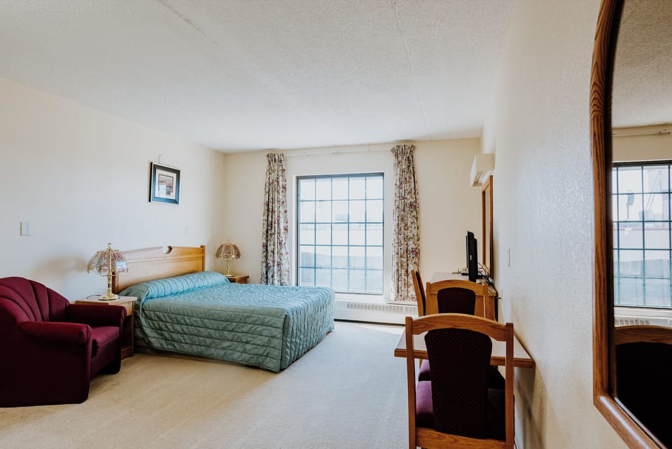 Basic Room, 1 Queen Bed, Non Smoking | WiFi (free)