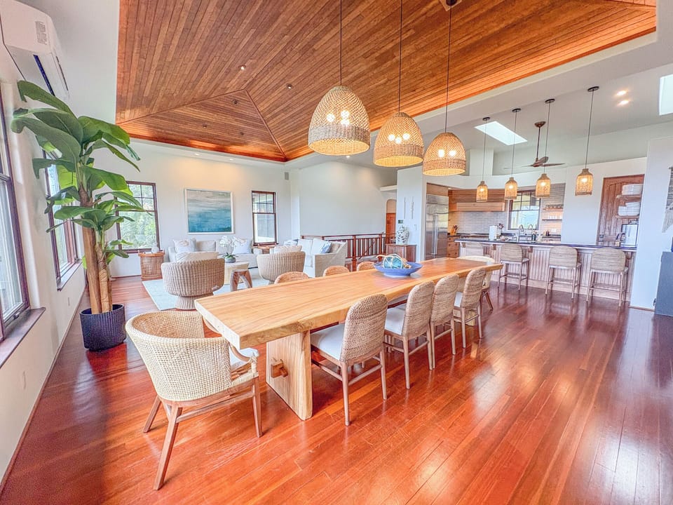 Open Living & Diving with an Ocean View!