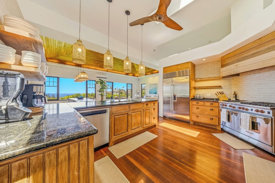 Chef's Kitchen: Sub Zero Fridge, Wolf Gas Range & Over, Huge breakfast bar. Ocean View!