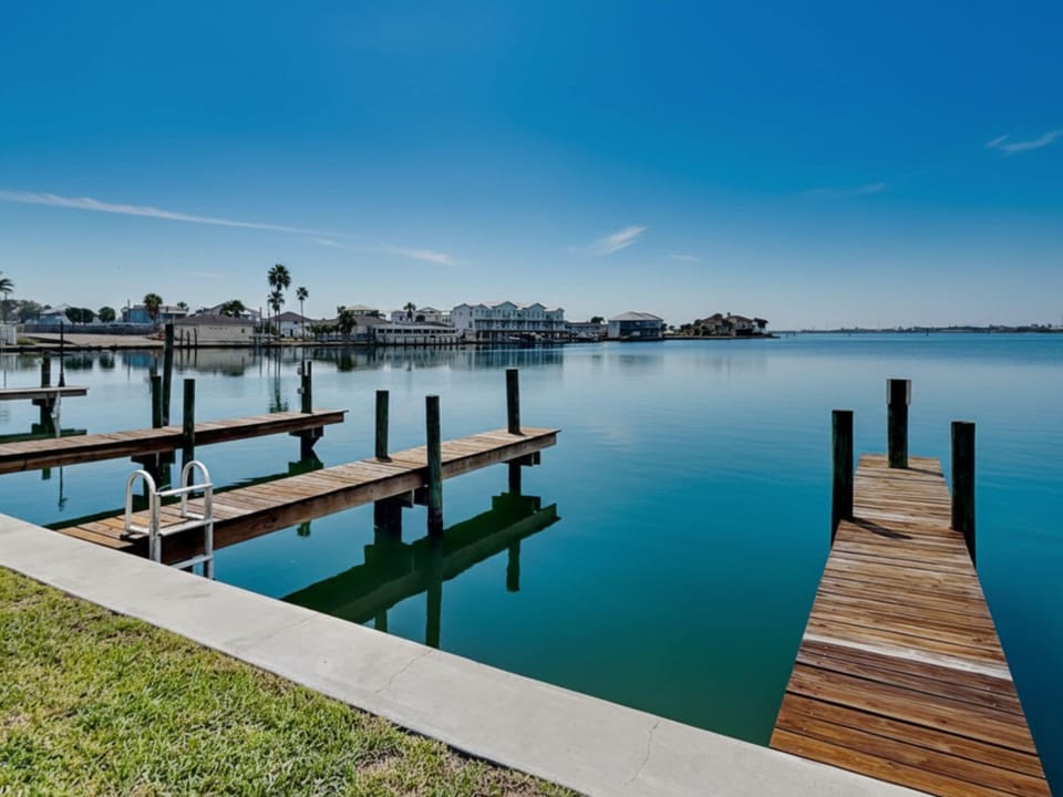 Condo (3 Bedrooms) | Property amenity