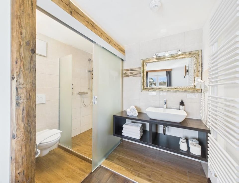 Junior Suite, City View | Bathroom