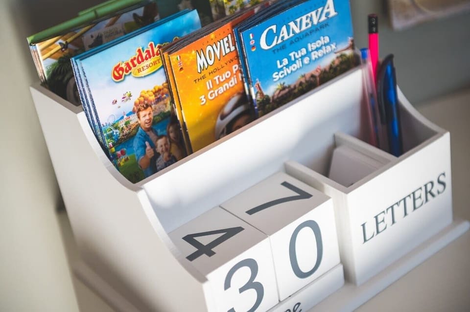 Area salotto con divano Poltrone&sofà, Pouff, Smart TV 43" e molto altro ancora