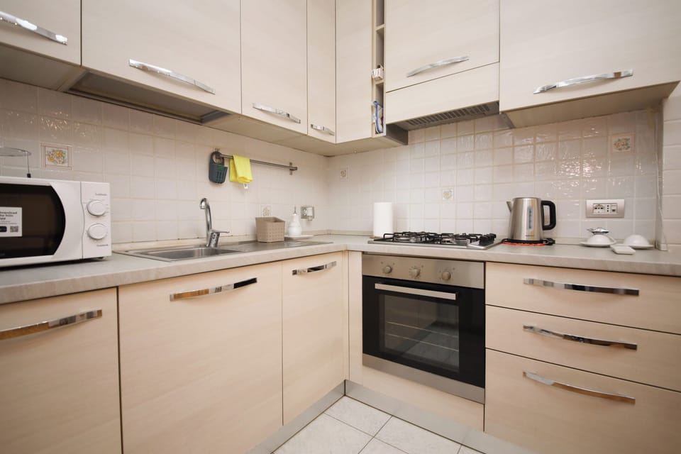 Apartment (2 Bedrooms) | Private kitchen | Microwave, electric kettle