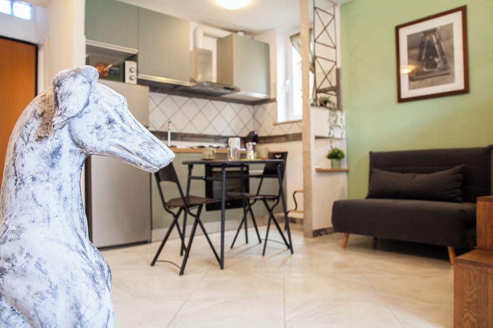 Studio (0 Bedroom) | Living area | 32-inch TV with cable channels
