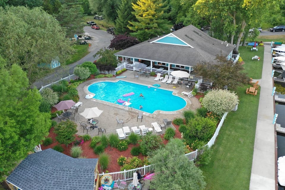 Woodland Harbor is home to Bluewater Boat Rentals, making it easy to head out on the water for a day of fun. A beautiful pool, and scenic surroundings.