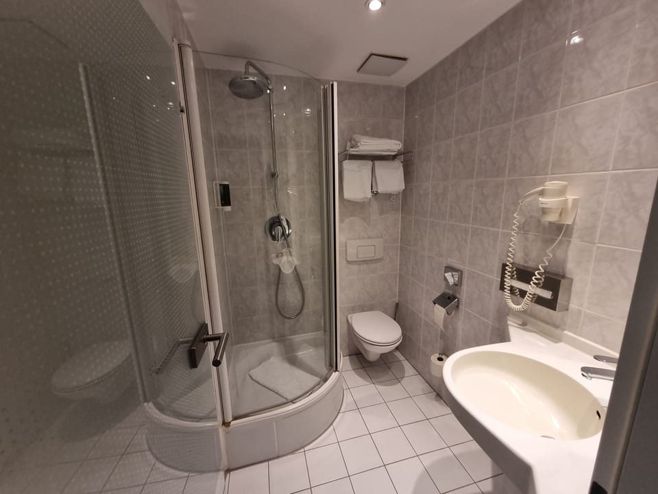 Executive Double Room, Park View | Bathroom | Hair dryer, towels, soap, shampoo