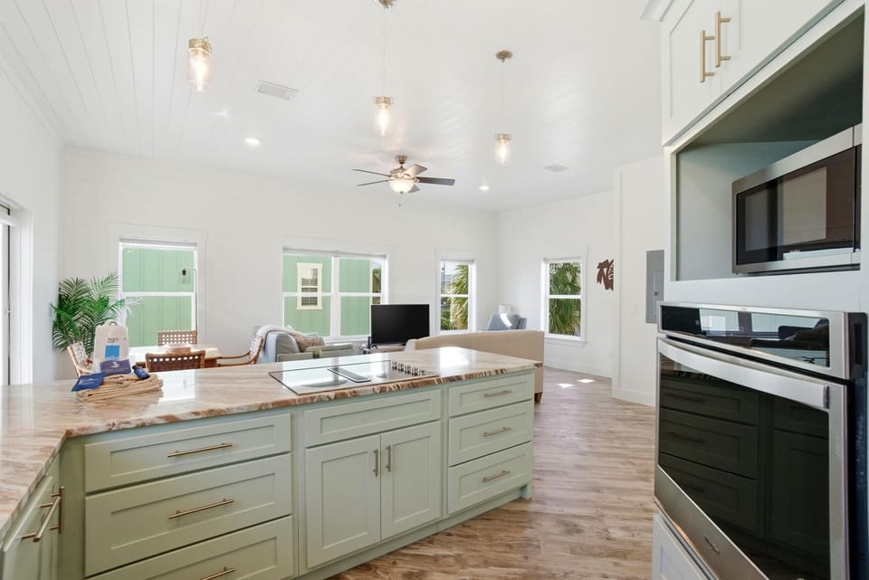 House, Multiple Beds (The Yellow Rose #3) | Private kitchen | Oven, toaster