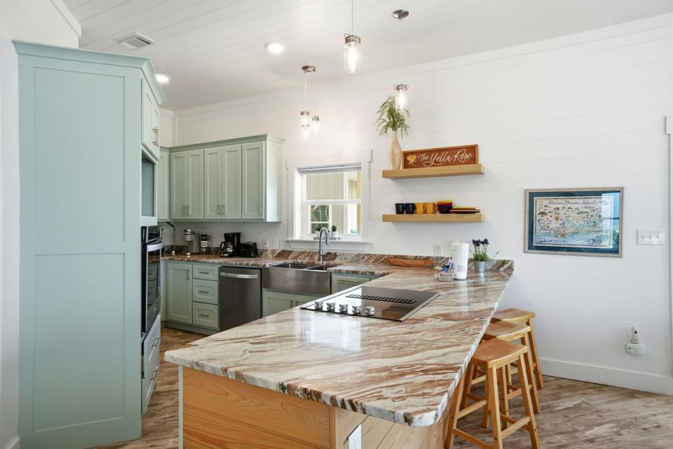 House, Multiple Beds (The Yellow Rose #3) | Private kitchen | Oven, toaster