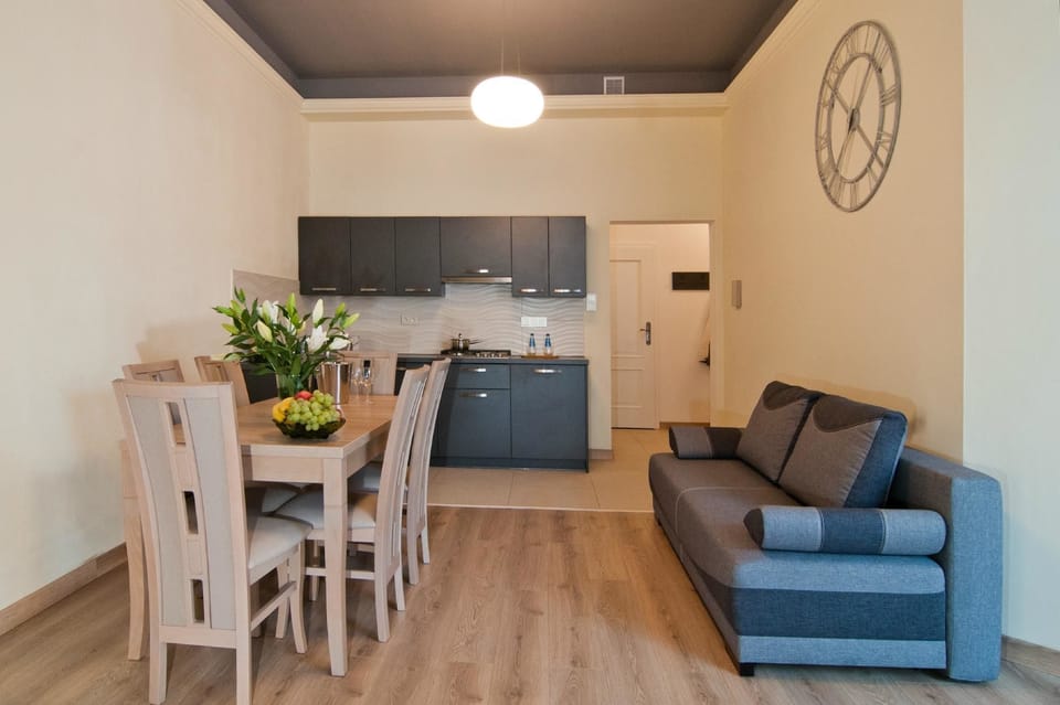 Deluxe Apartment | In-room dining