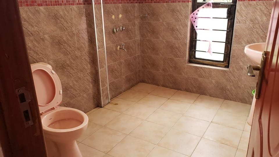Deluxe Single Room | Bathroom | Slippers, towels, soap, toilet paper