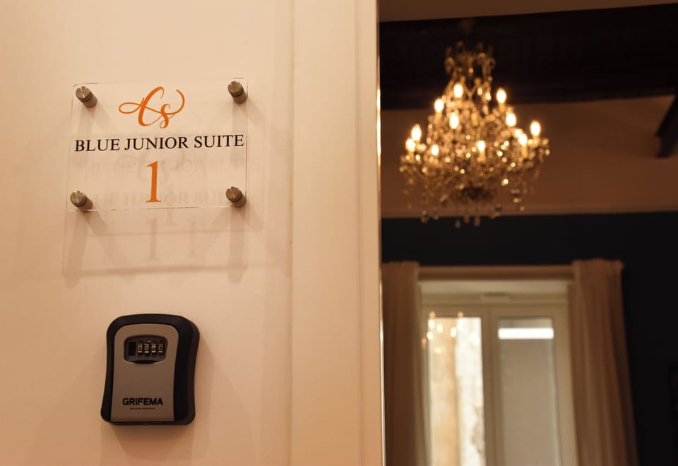 Junior Suite, 1 Queen Bed with Sofa bed, Balcony, City View | Interior