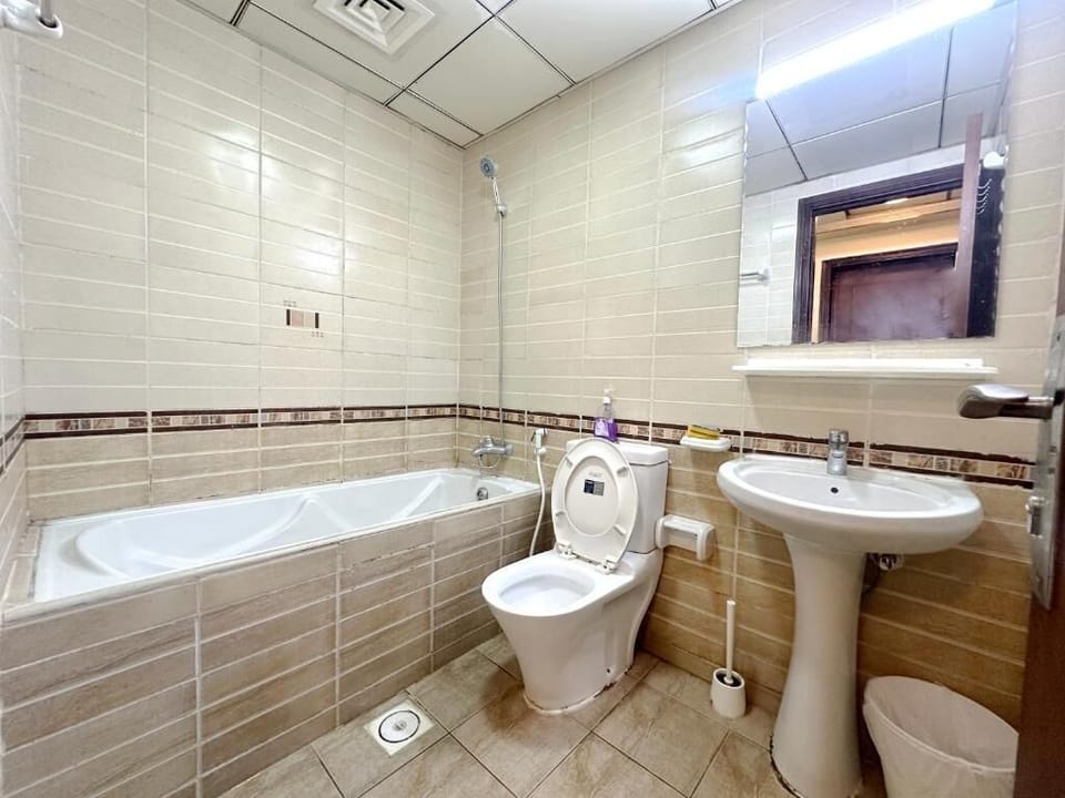 Combined shower/tub, towels