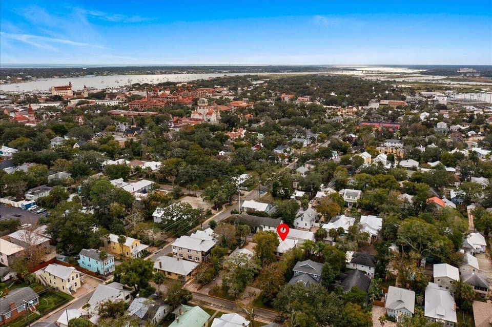 8 minute walk to Flagler College, downtown, St George St and restaurants. Or take a free bike rental