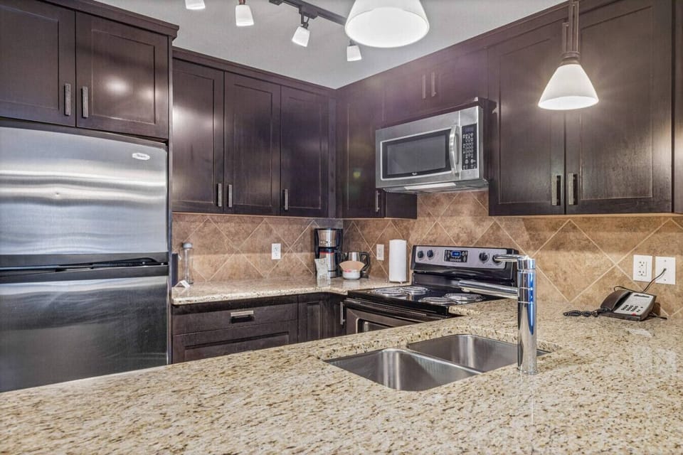 Kitchen equipped with everything needed to cook yourself a meal.