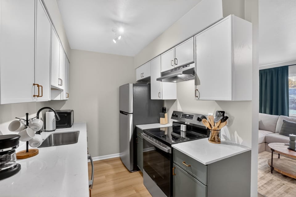 Quartz countertops & stainless steel appliances