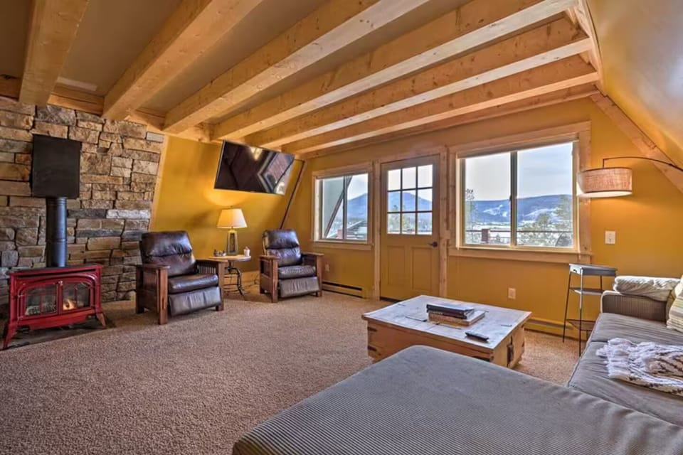 Living room views of the mountains!