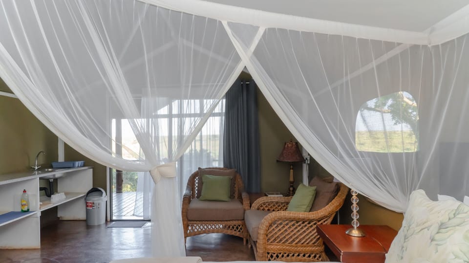 Large Safari Tent with Deck | WiFi (free), bed sheets