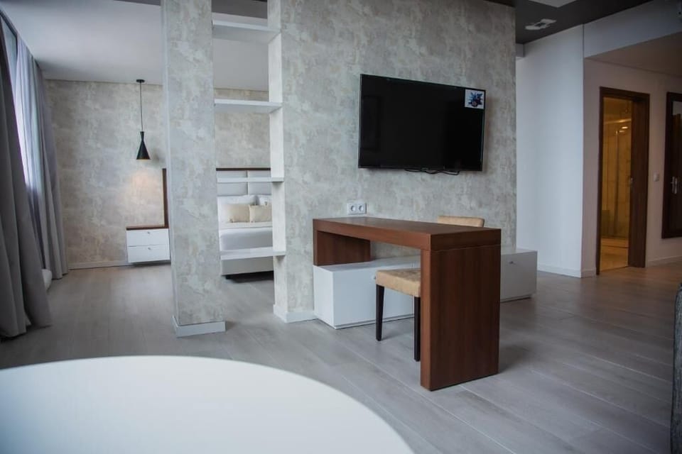 Luxury Suite | In-room safe, iron/ironing board, WiFi (free)